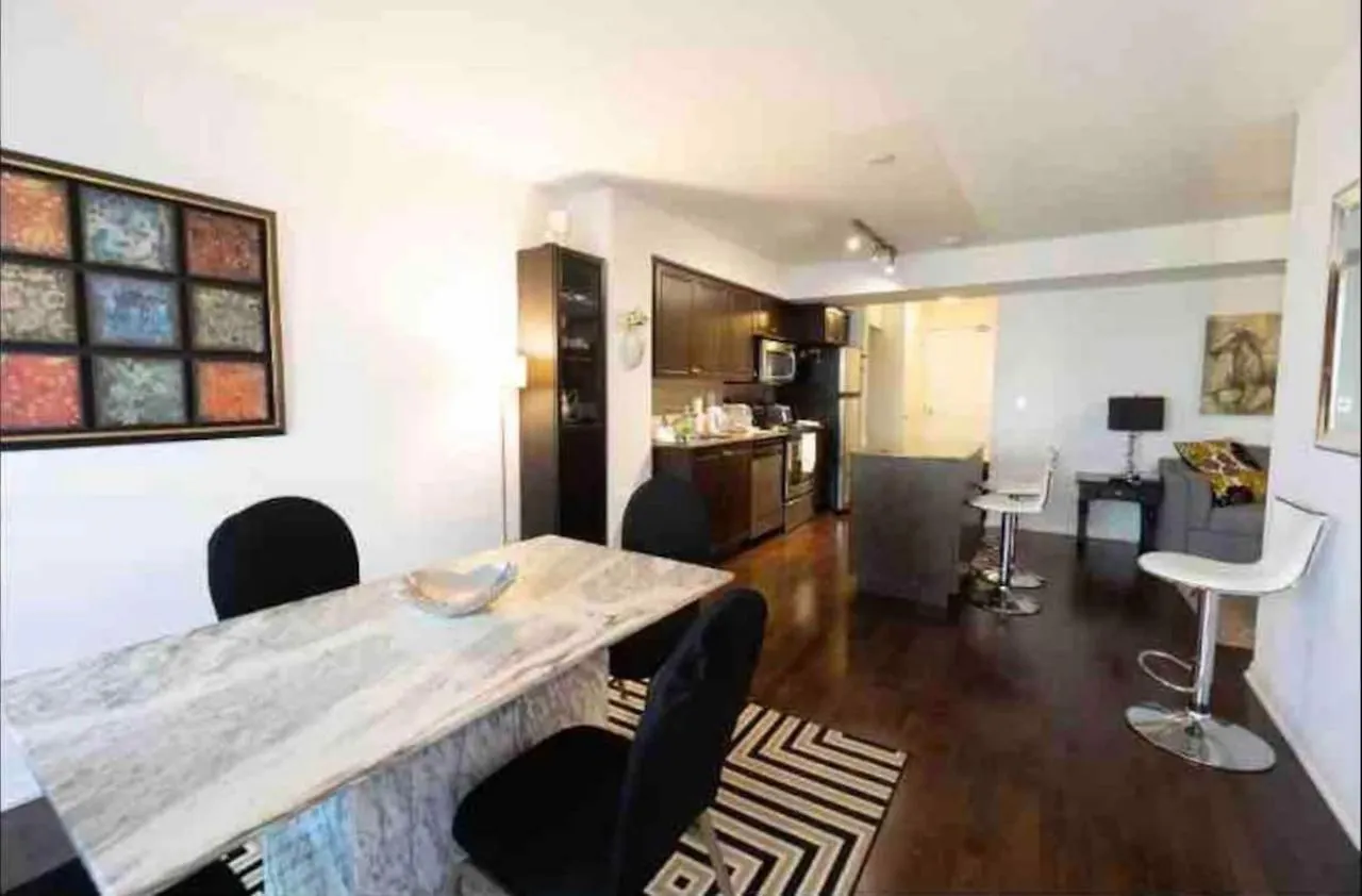 Downtown Toronto+Free Parking+Cn Tower View Apartment 0*, Toronto